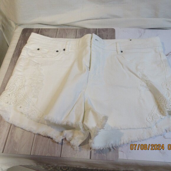 VINTAGE~ JOE BOXER WHITE DISTRESSED ~CROCHET LACE JEAN SHORTS JUNIORS SIZE 11 - Picture 9 of 9